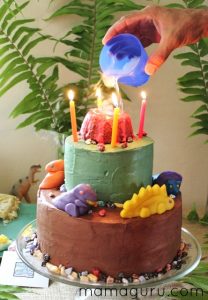 Coolest Dinosaur Cake Ever! • Mamaguru